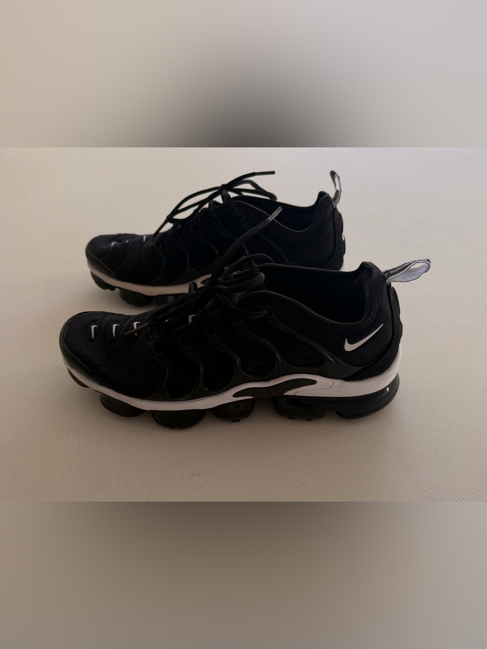 Nike Men’s Black and White Air-Style Cushion Sneakers